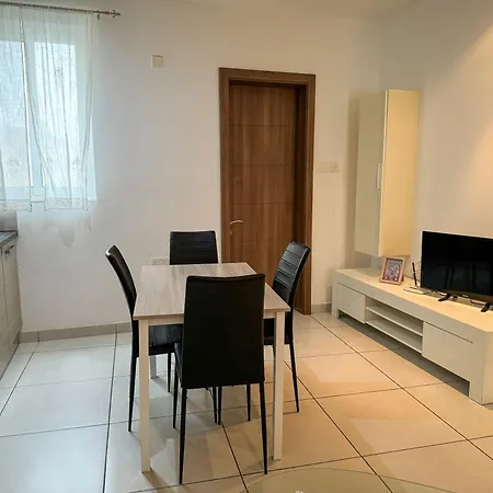 Two Bedroom Close To Promenade Sliema