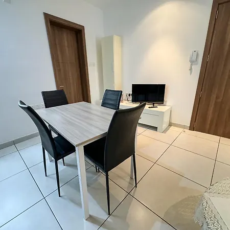 Two Bedroom Close To Promenade Apartament